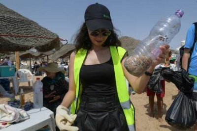 Sur les plages de Tunisie, des citoyens en guerre contre les déchets