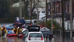 &quot;Danger de mort&quot; au Royaume-Uni, frappé par la tempête Dennis