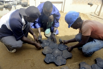 Au Togo, les sacs plastiques se transforment en pavés !