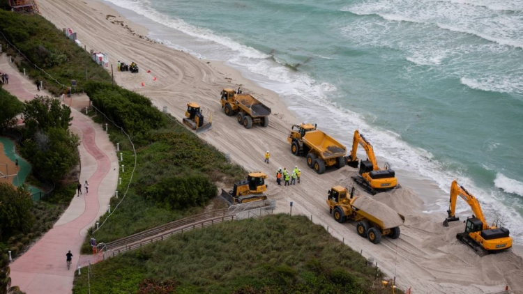 Des tonnes de sable déversées à Miami Beach pour lutter contre l&#039;érosion de la plage