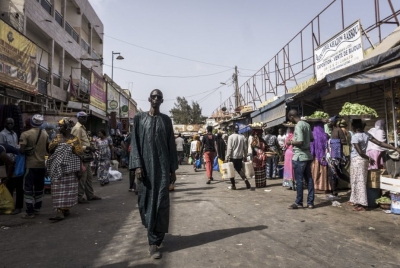 La distanciation sociale au Sénégal, un remède au Covid-19 qui a du mal à passer