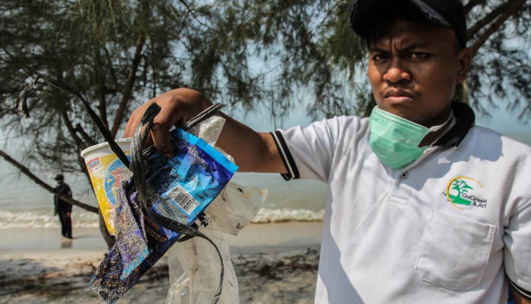 Les Indonésiens en masse sur les plages pour ramasser des déchets