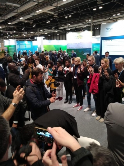 Des jeunes militants de Bird, interpellent le vice-président de Shell à la COP25: «Nous vous observons»