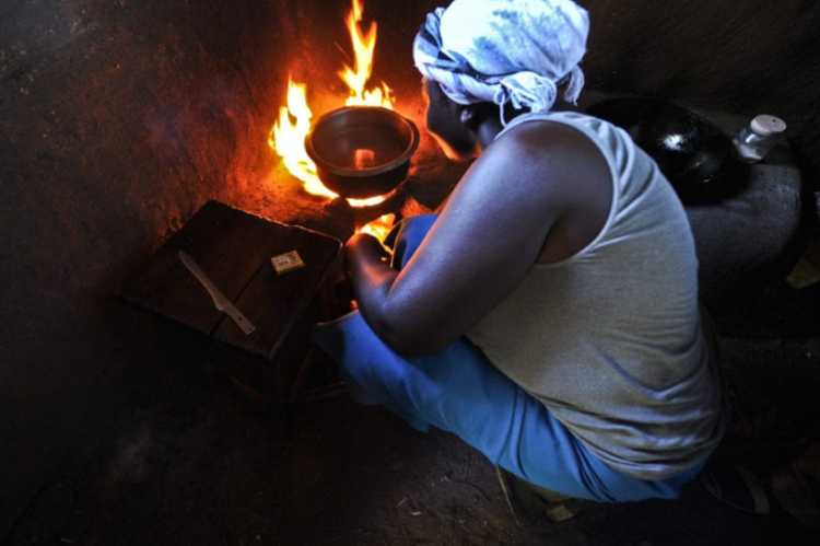 Les femmes et les filles souffrent le plus de la pollution de l&#039;air intérieur