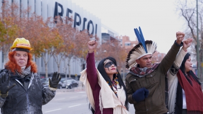 COP25#Des dirigeants autochtones et des militants de 350.org manifestent à Madrid contre la contamination par le pétrole et l&#039;industrie des combustibles fossiles au Brésil