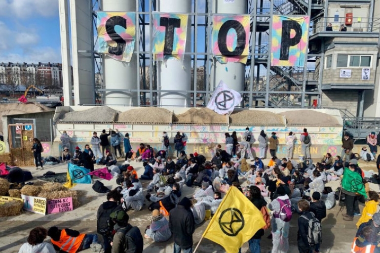 FACE AUX BLOCAGES D&#039;ACTIVISTES ÉCOLOGISTES, LES CIMENTIERS LAFARGE ET CEMEX DÉFENDENT LEURS OBJECTIFS CLIMATIQUES