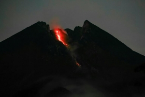 Indonésie: le volcan Merapi crache un large panache de fumée